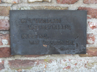 844004 Afbeelding van de bronzen plaquette met de tekst van Bilderdijk: 'IN 'T VERLEDEN LIGT HET HEDEN; IN HET NU, WAT ...